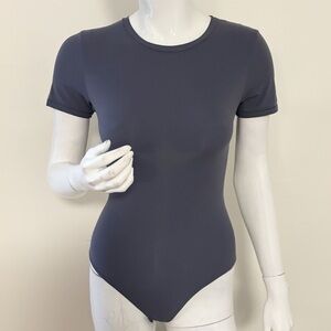 Skims Fits Everybody Short Sleeve Fitted Lightweight T-shirt Bodysuit Navy Blue